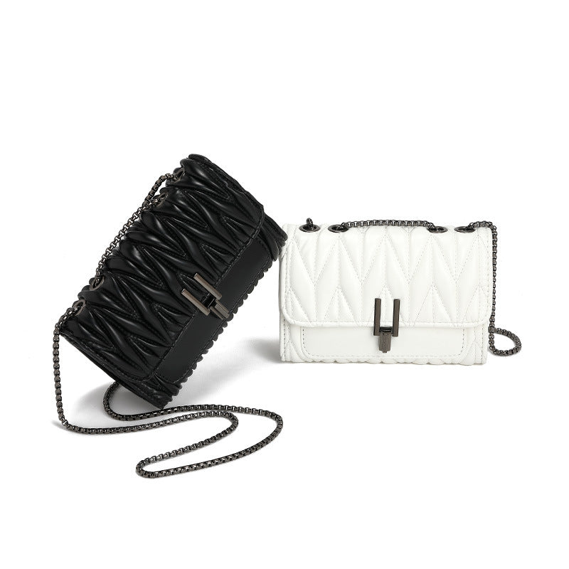 Two quilted shoulder bags in a stylish design from the High Grade Pleated Bag collection