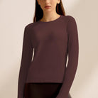 Brown long-sleeved fitted crewneck sweater, ideal for fitness and fashion enthusiasts