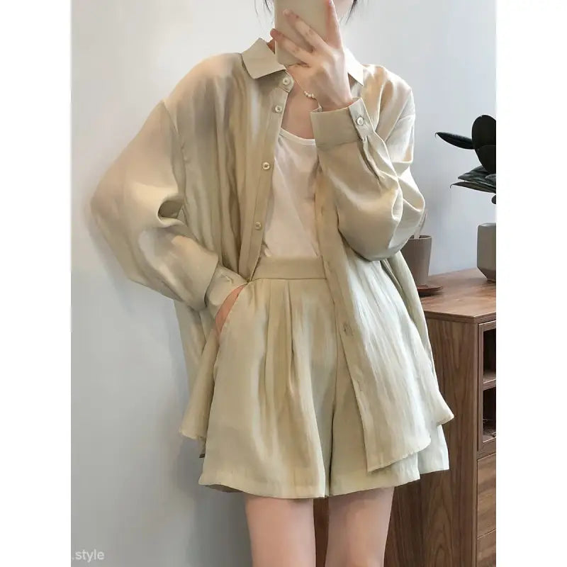 Cream-colored breathable sun protection shirt and pleated shorts set for casual style